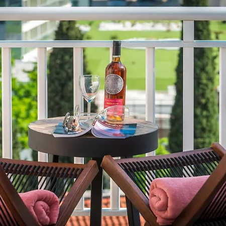 Marilyn - Two Bedroom With Terrace And Partial Sea View Apartment *